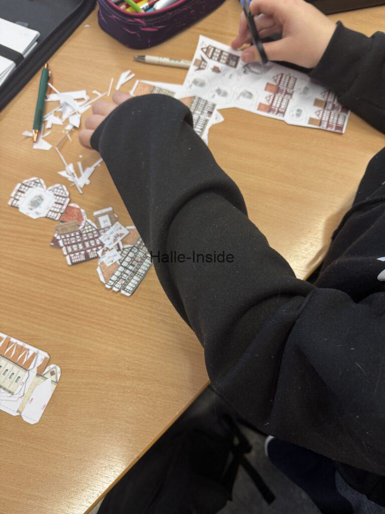 Schüler beim Basteln